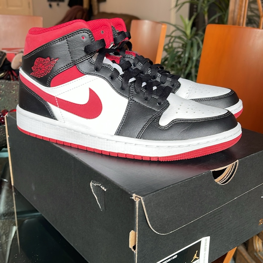 Air Jordan 1 Mid White/Gym Red/Black 554724-122 Size 9 ❤️🤍🖤